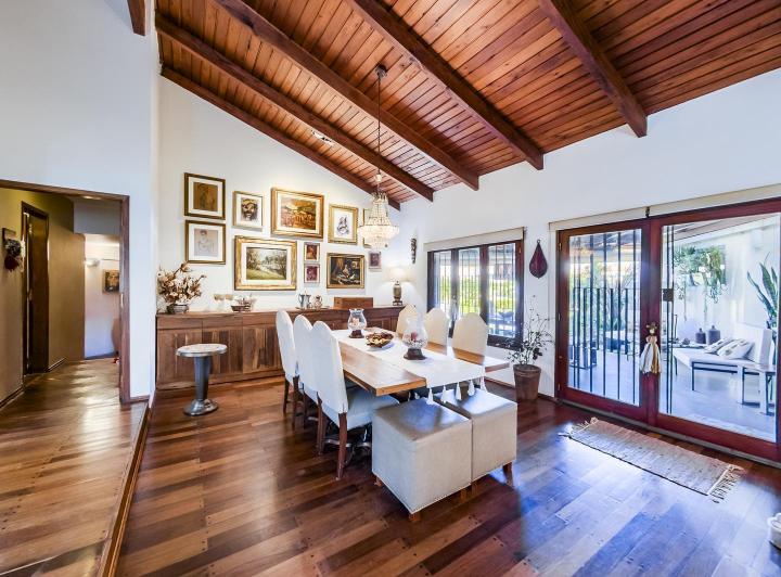 Casa · 220m² · 6 Ambientes · 2 Cocheras