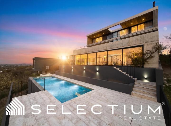 Casa · 696m² · 15 Ambientes · 4 Cocheras
