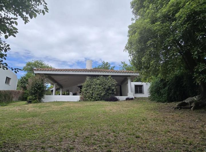 Casa · 900m² · 5 Ambientes · 1 Cochera