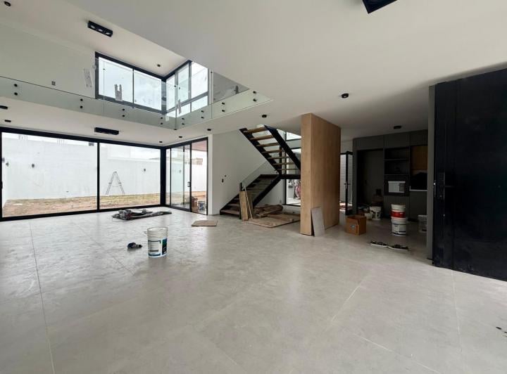 Casa · 450m² · 5 Ambientes · 4 Cocheras