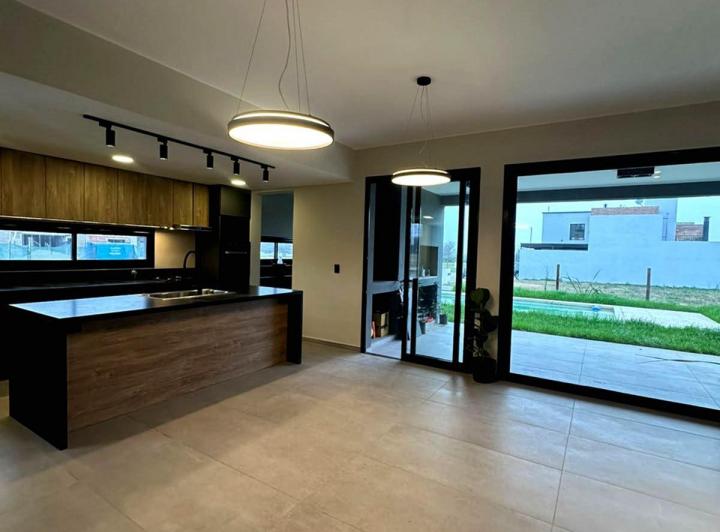 Casa · 240m² · 6 Ambientes · 1 Cochera