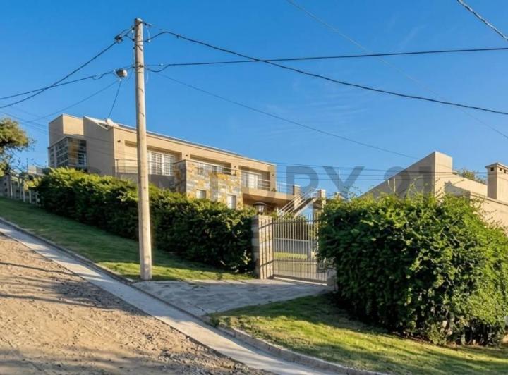 Casa · 349m² · 7 Ambientes · 1 Cochera