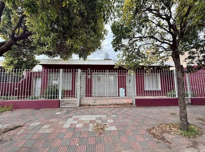 Casa · 230m² · 8 Ambientes · 1 Cochera