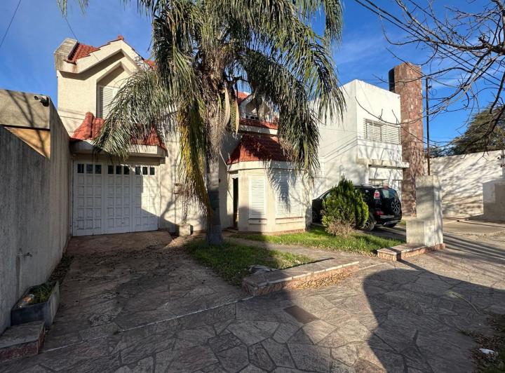Casa · 170m² · 8 Ambientes · 1 Cochera