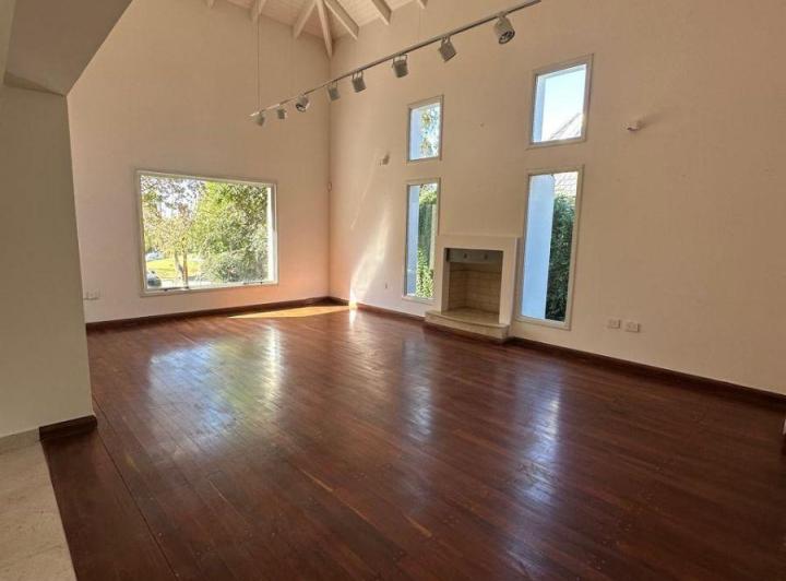Casa · 410m² · 2 Ambientes · 2 Cocheras