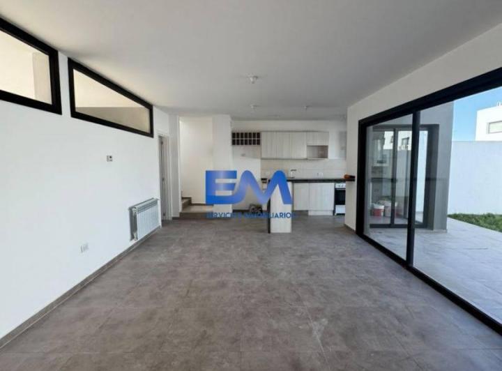 Casa · 140m² · 6 Ambientes · 2 Cocheras