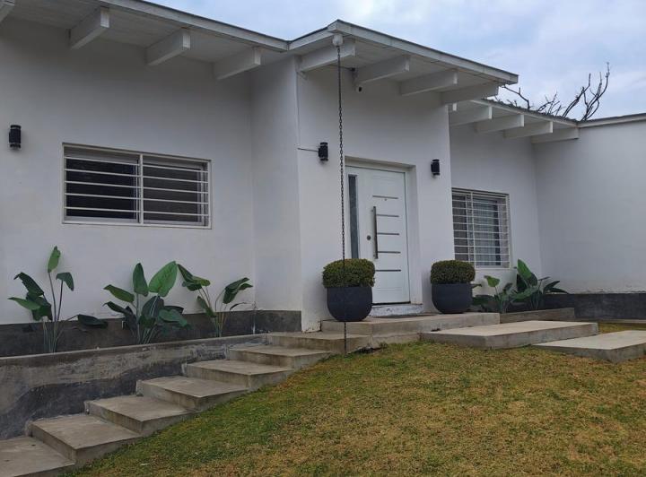 Casa · 950m² · 4 Ambientes · 2 Cocheras
