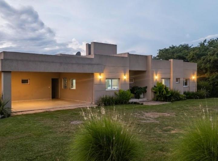 Casa · 231m² · 8 Ambientes · 2 Cocheras