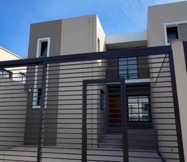 Casa · 210m² · 5 Ambientes · 1 Cochera