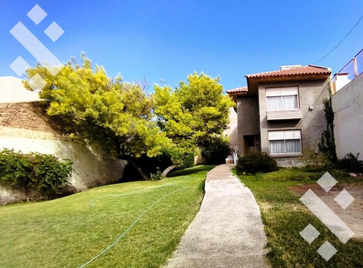 Casa · 204m² · 7 Ambientes · 3 Cocheras