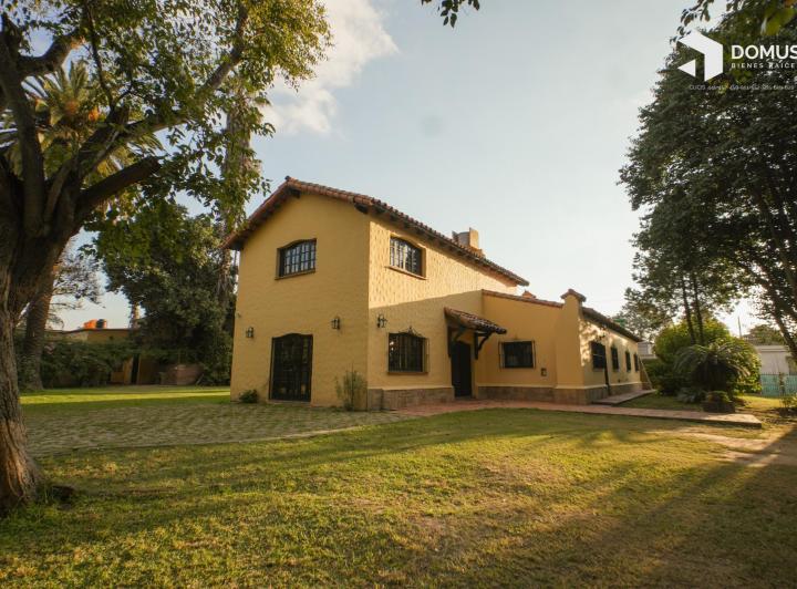 Casa · 380m² · 4 Dormitorios · 2 Cocheras