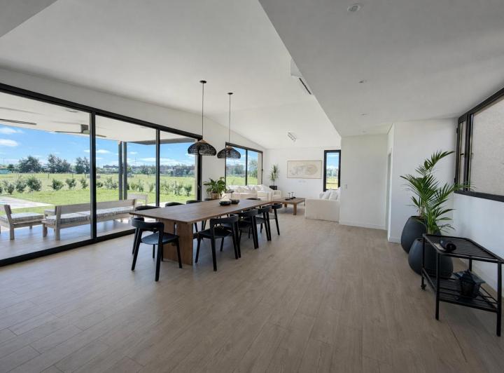 Casa · 175m² · 5 Ambientes · 4 Cocheras