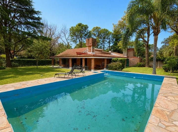 Casa · 220m² · 2 Dormitorios