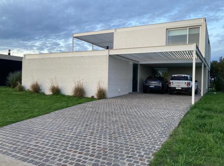 Casa · 350m² · 6 Ambientes · 2 Cocheras