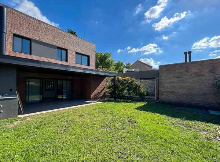 Casa · 225m² · 4 Ambientes · 1 Cochera
