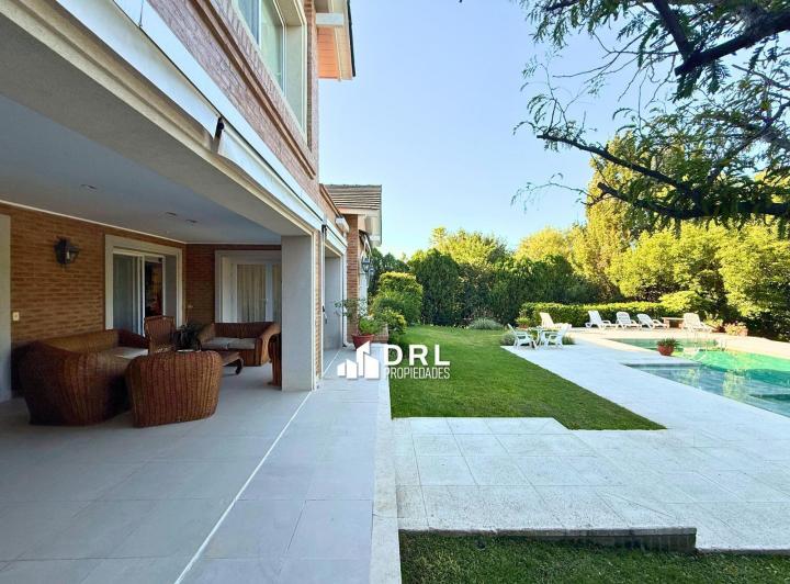 Casa · 650m² · 10 Ambientes · 2 Cocheras