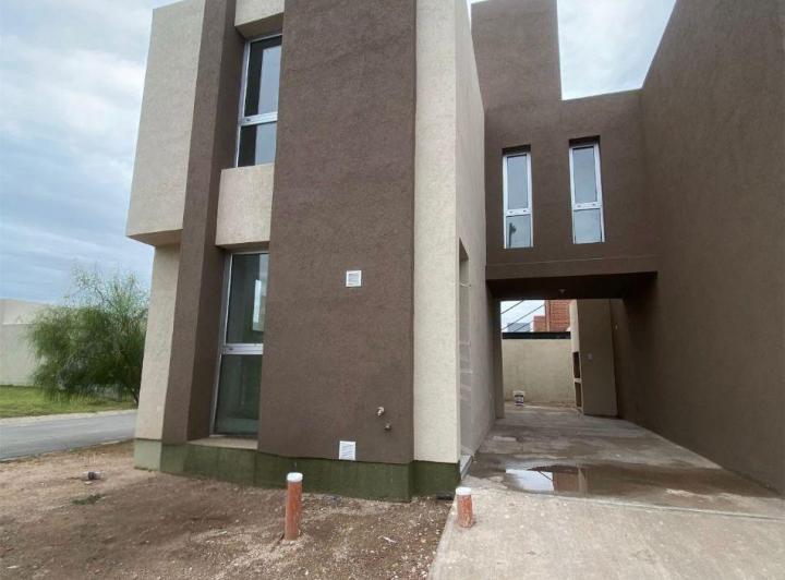 Casa · 100m² · 7 Ambientes · 2 Cocheras