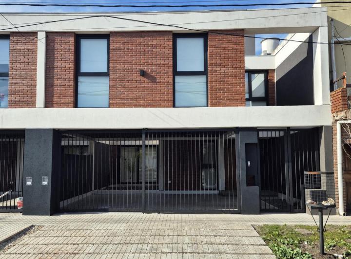 Casa · 145m² · 4 Ambientes · 2 Cocheras