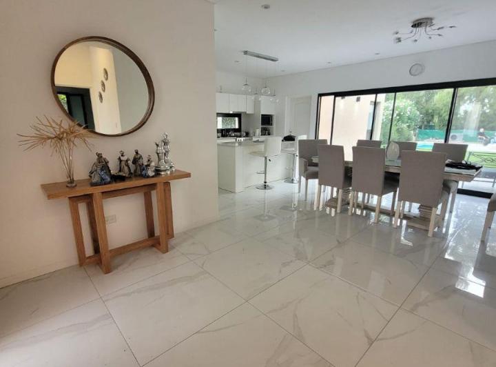 Casa · 222m² · 5 Ambientes · 2 Cocheras
