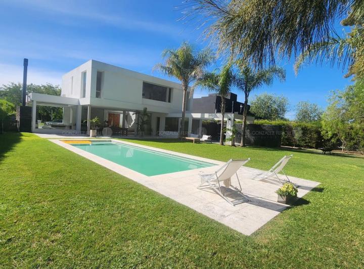 Casa · 300m² · 4 Ambientes · 4 Cocheras