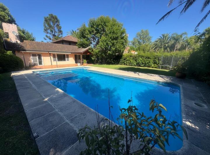 Casa · 234m² · 6 Ambientes · 1 Cochera