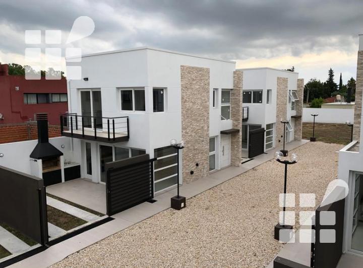 Casa · 100m² · 3 Ambientes · 2 Cocheras