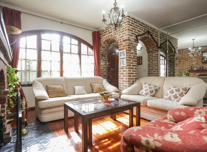 Casa · 200m² · 5 Ambientes · 1 Cochera