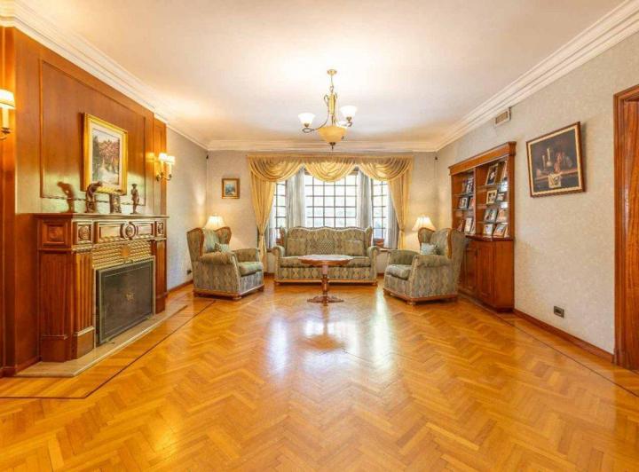 Casa · 420m² · 9 Ambientes · 6 Cocheras