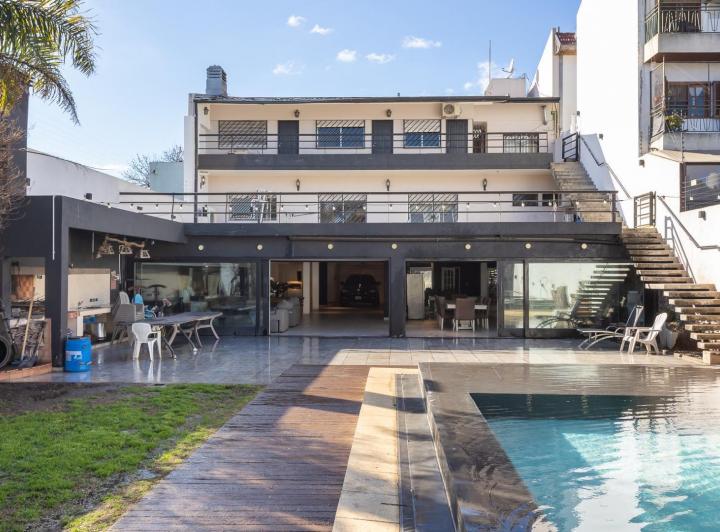 Casa · 1200m² · 8 Ambientes · 2 Cocheras