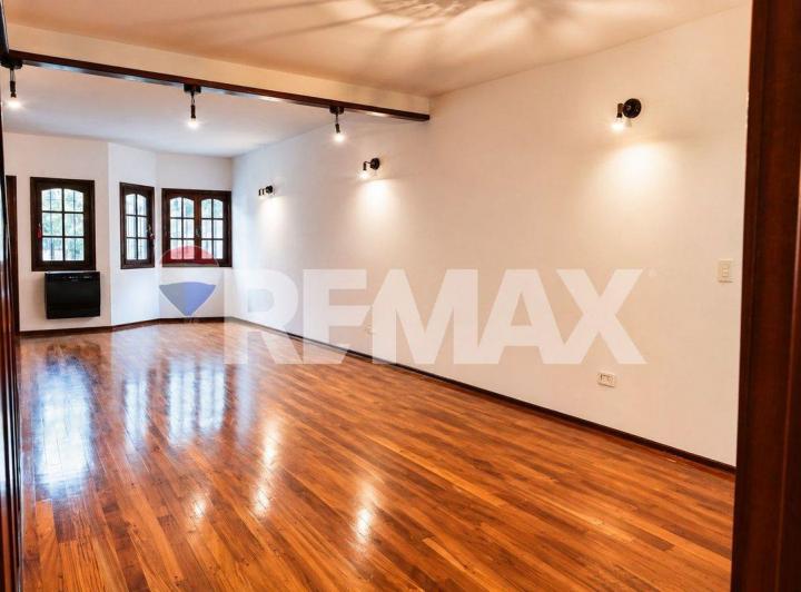 Casa · 222m² · 6 Ambientes · 3 Cocheras
