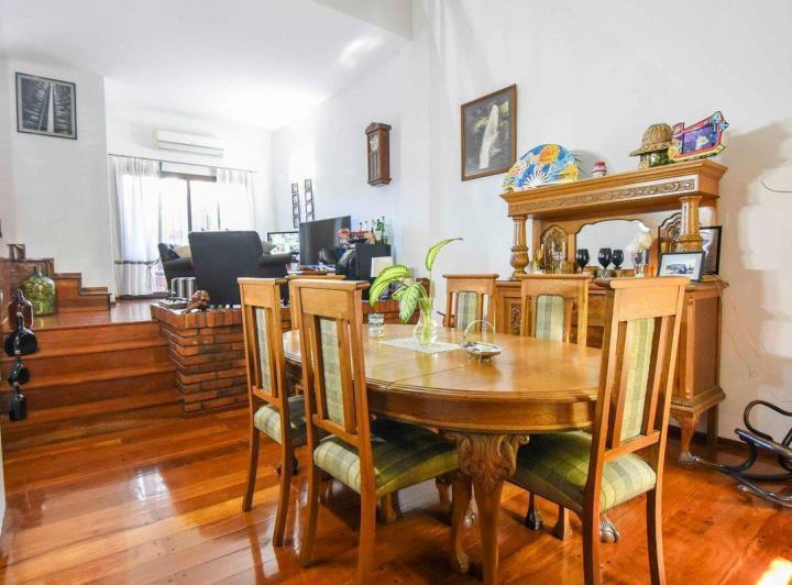 Casa · 243m² · 7 Ambientes · 2 Cocheras
