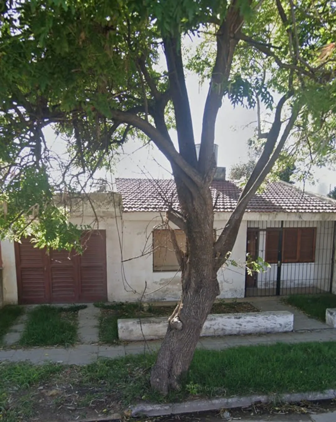 Oportunidad casa 2 dormitorios con cochera a refaccionar - zona sur.-