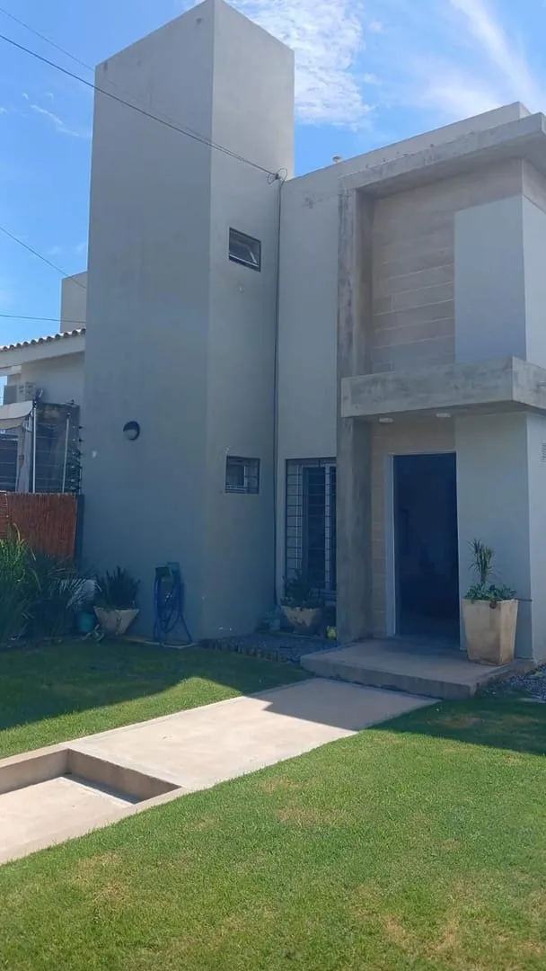 VENTA  CASA HOUSING BARRIO ARGUELLO