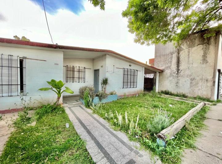 Casa · 130m² · 6 Ambientes · 3 Cocheras