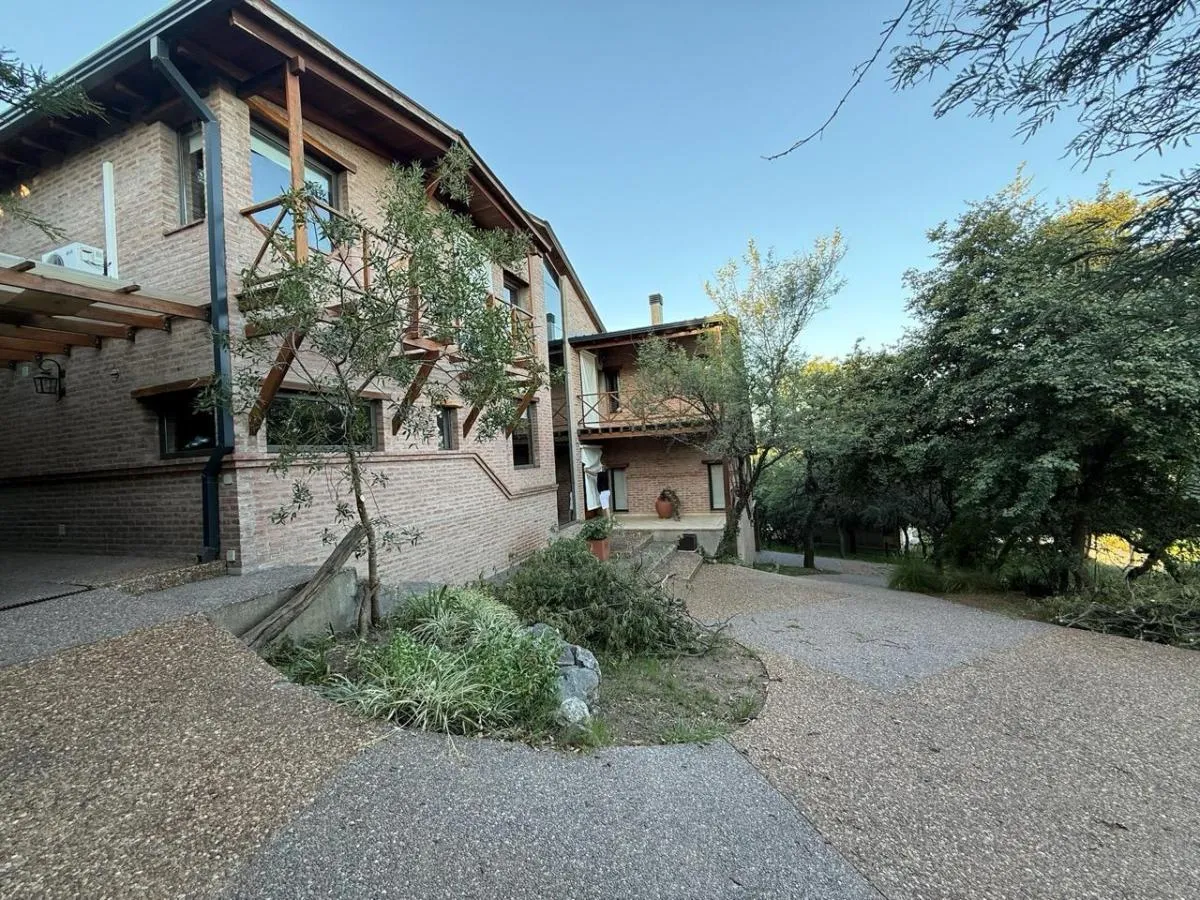 4 hojas, mendiolaza, hermosa casa en dos lotes.