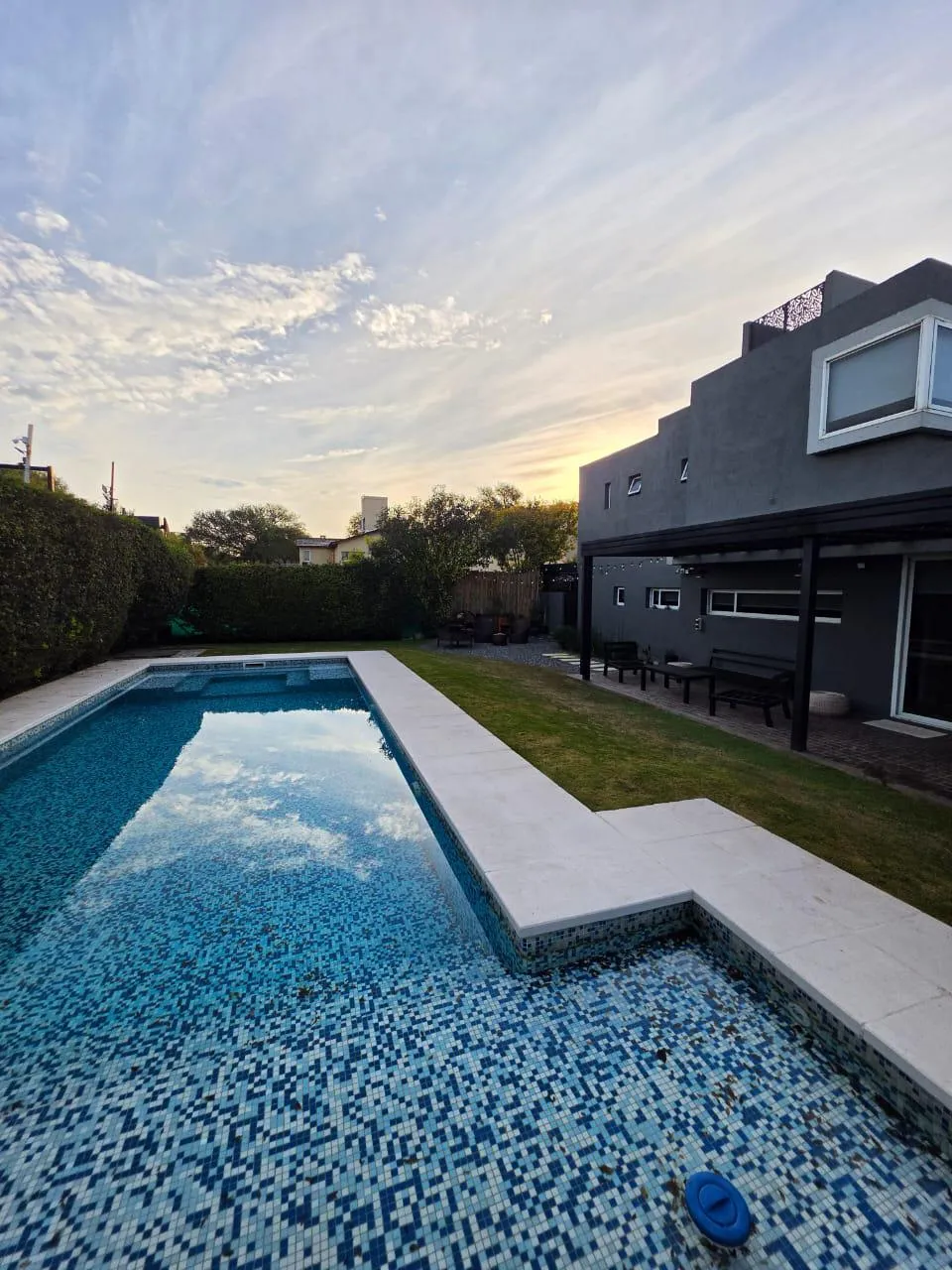 EN VENTA EL BALCON VALLE ESCONDIDO 3 DORMITORIOS PISCINA 8X4