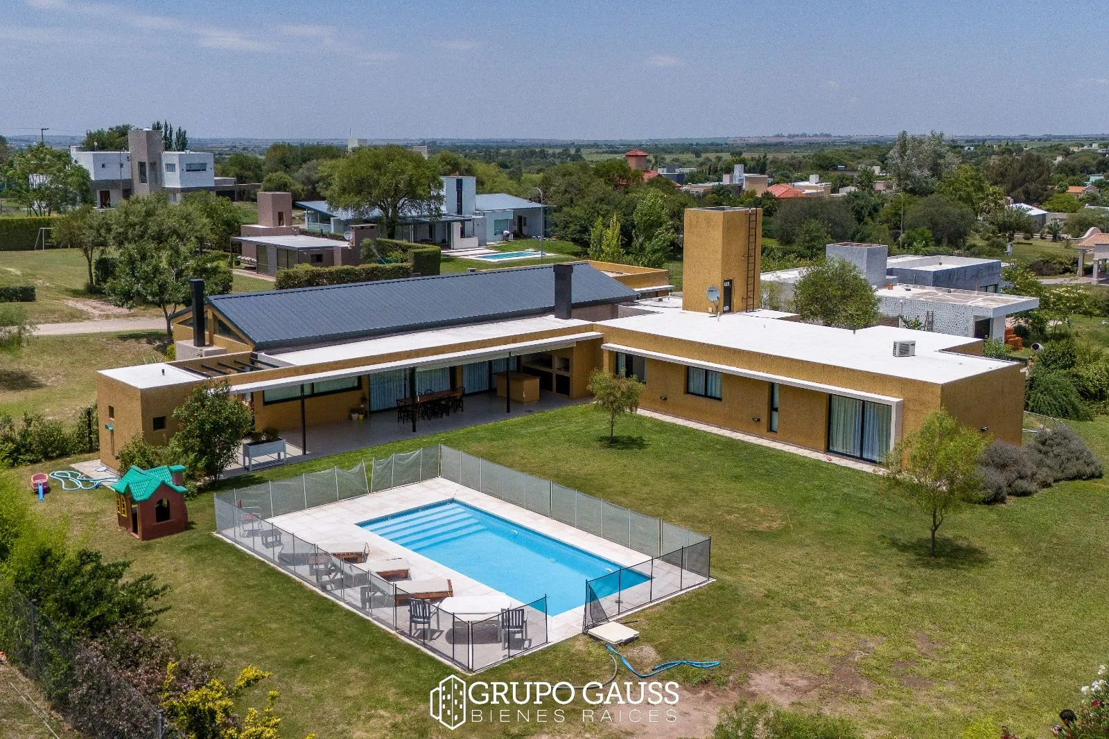 HERMOSA CASA EN ALQUILER DE 3 DORMITORIOS BARRIO ESTACION DEL CARMEN