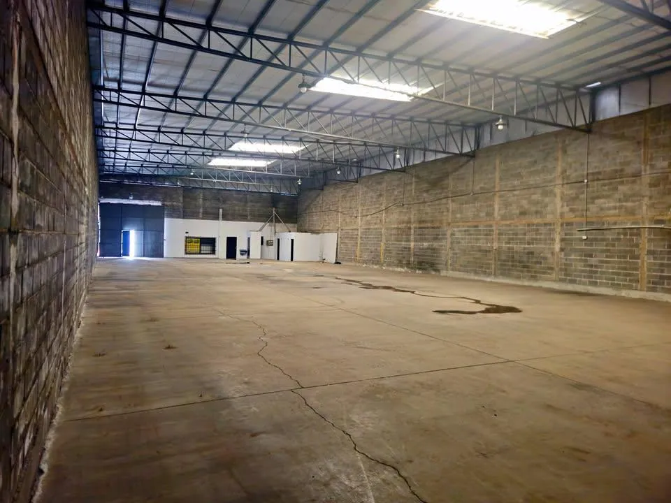 ALQUILER DE IMPORTANTE GALPON 800 m2 $3.500.000.  B LOS BOULEVARES