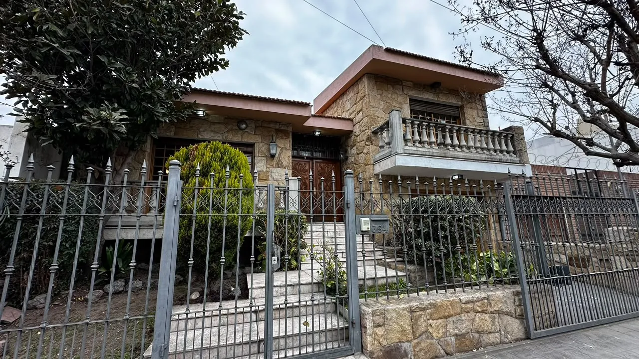 Alquiler Sobre Avda Capdevila  al 300 Casa De Estilo Y Confort 3 Dorm .... Excelente Ubicacion !!!