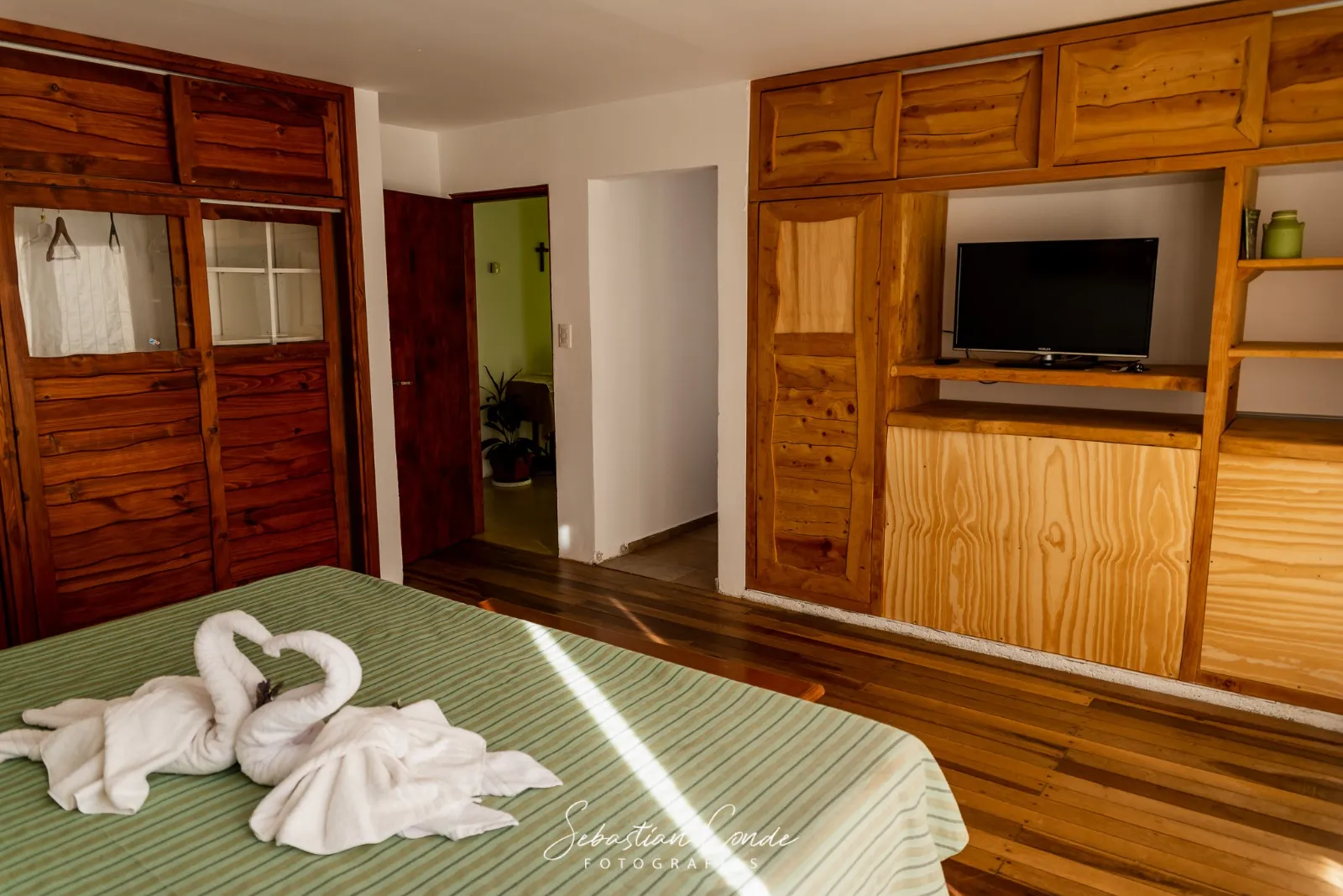 Casa en las sierras con arroyo, bosque y cabaña