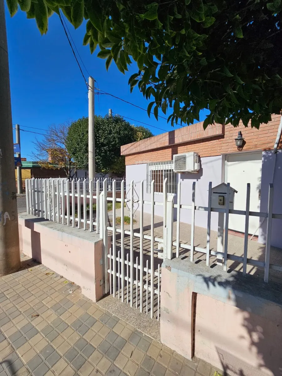 CASA EN ALQUILER DE 3 DORMITORIOS EN BARRIO RESIDENCIAL AMERICA
