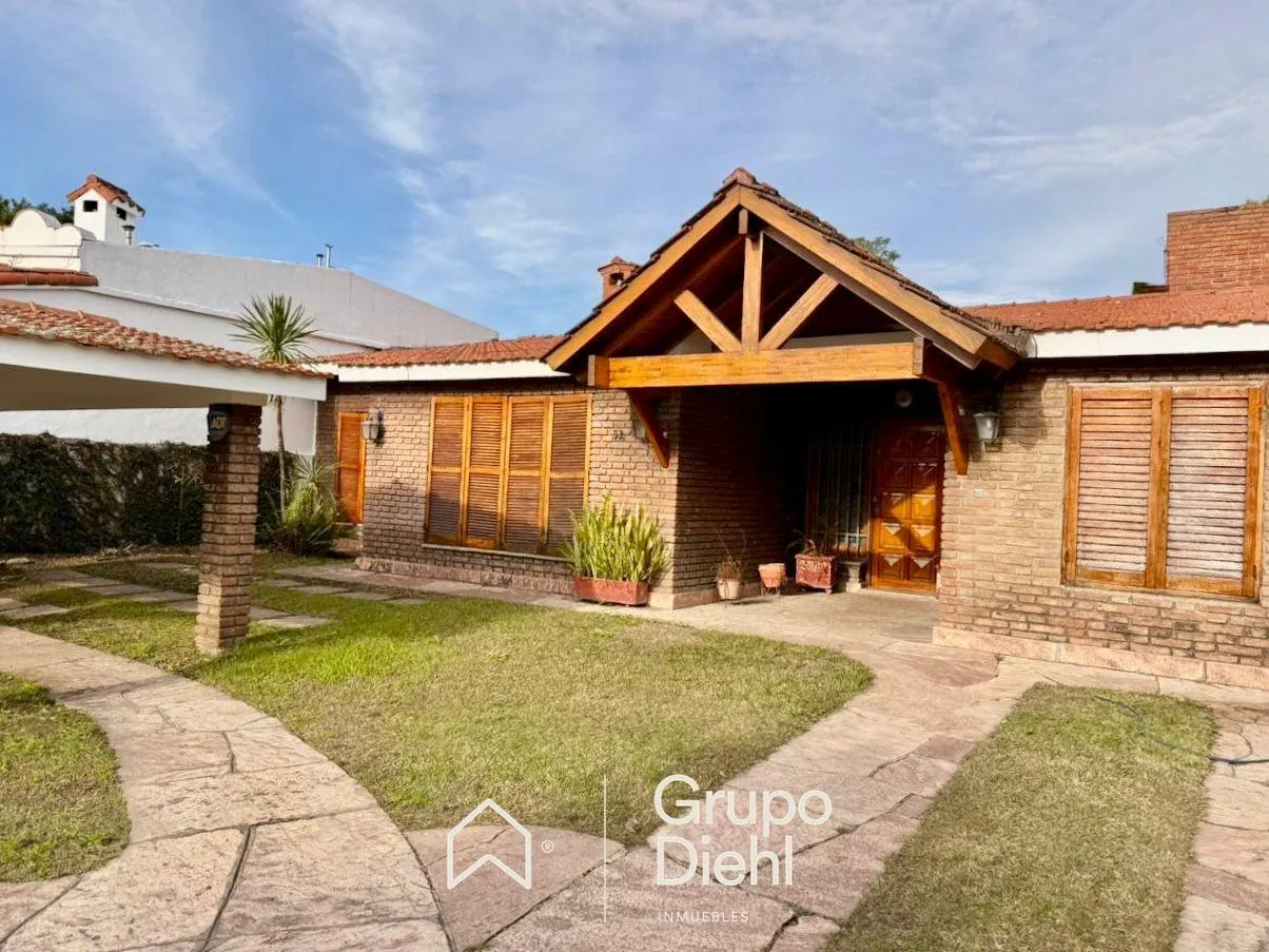 Una casa con potencial comercial: consultorios, oficinas, estudios, academias o gastronomía, a mts. de Martinolli y Núñez.