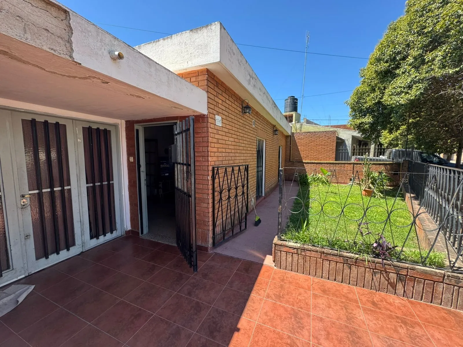 VENTA CASA AMEGHINO NORTE - 3 DORMITORIOS Y DEPARTAMENTO COCHERA DOBLE