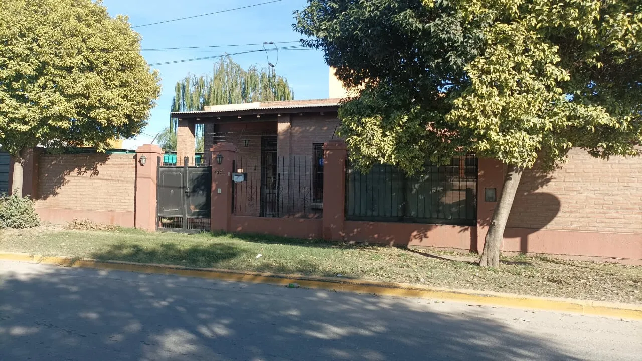 CASA C/ PILETA - 660m² TERRENO - SPILIMBERGO