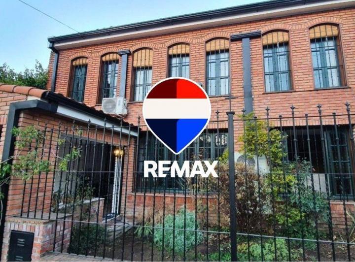 Casa · 347m² · 8 Ambientes · 1 Cochera