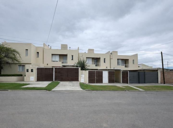 Casa · 125m² · 4 Ambientes · 2 Cocheras