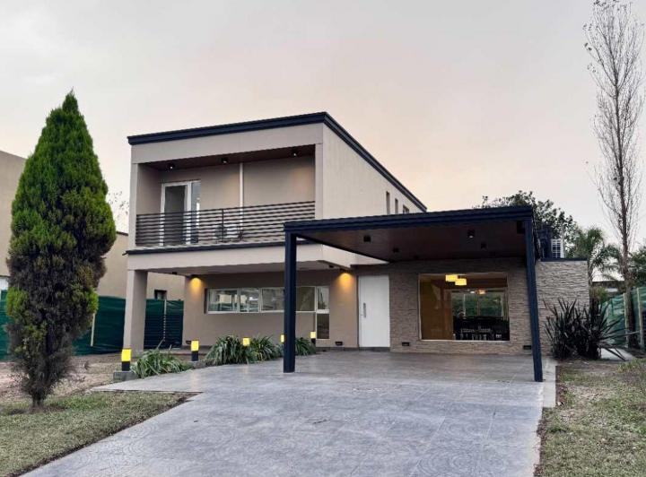 Casa · 178m² · 4 Ambientes · 2 Cocheras