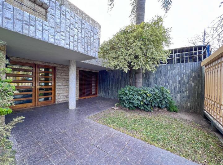 Casa · 300m² · 9 Ambientes · 3 Cocheras