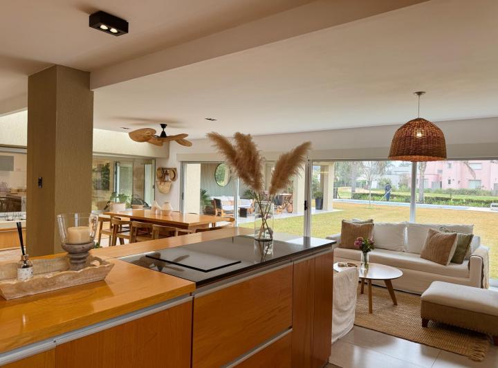 Casa · 280m² · 6 Ambientes · 4 Cocheras