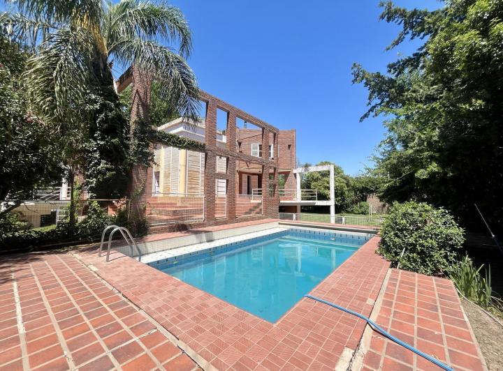 Casa · 280m² · 10 Ambientes · 1 Cochera